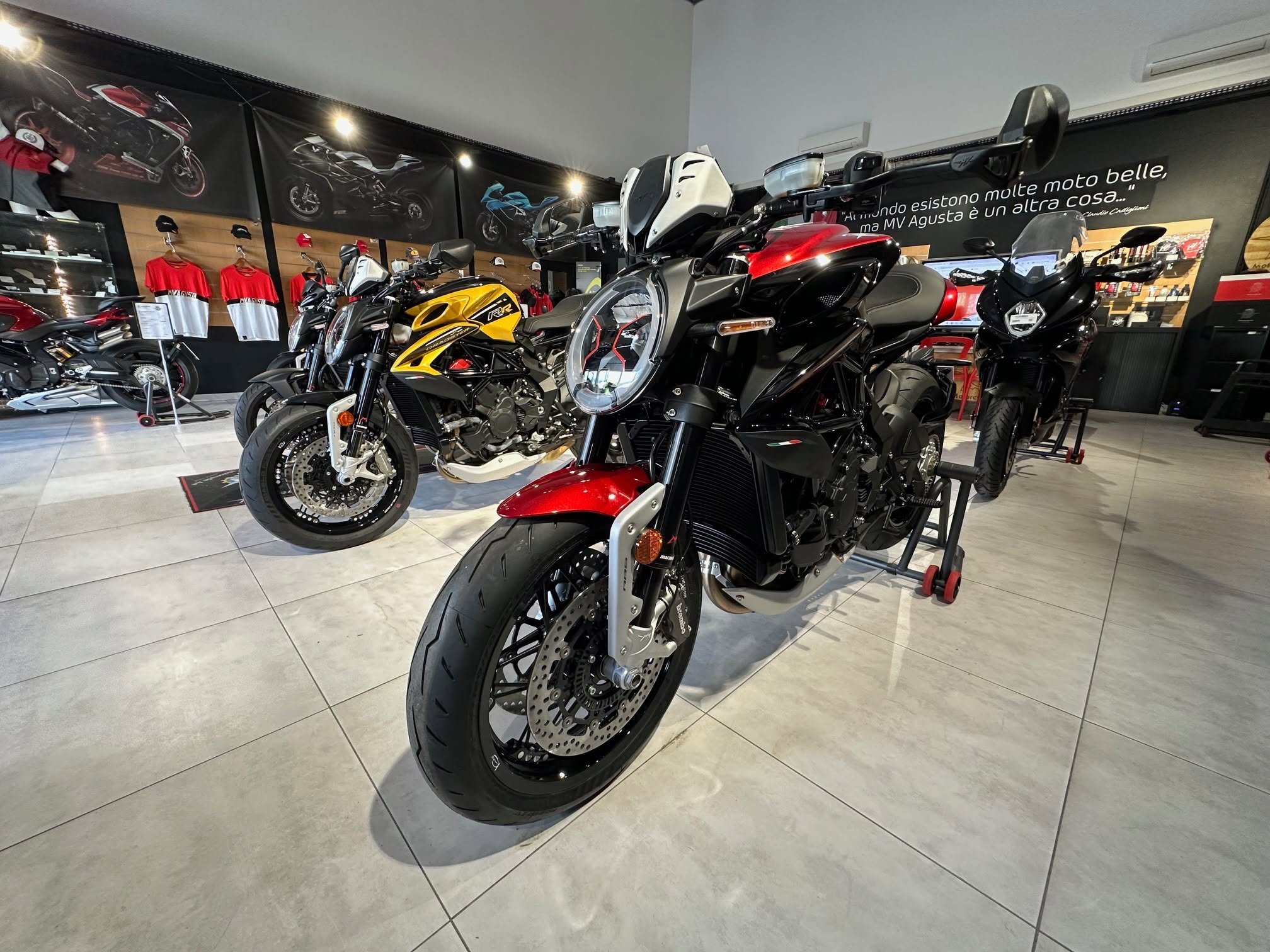 MV Agusta Brutale dans le showroom
